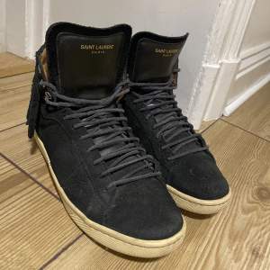 Snygga höga YSL sneakers med fransar.