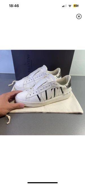 Valentino skor - Säljer dessa Valentino skor då jag helt enkelt har köpte ett par andra, de är riktigt feta har allt utom boxen. De är köpta på Otherhandstore på plick så det är garanterat äkta.