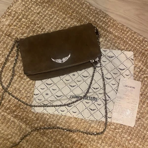 Brun/beige Zadig väska i mocka!  - Säljer denna snygga Zadig väska i en unik färg. Väskan är i använt skick då det finns lite fläckar som är synliga men väskan går enkelt att putsa upp med galltvål. Dustbag + äktighetsbevis och båda remmarna till väskan tillkommer!  1150+ frakt! ❤️‍🔥