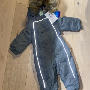 Kuling Vinter Overall BARN - Säljer ny vinter overall från märket Kuling ( Val D’ lsere) .  Storlek 80 & 86 finns.  Köpte fel storlekar och tappat kvittot så säljer här. Helt nya oanvända. Färg: Light Green. ( nypris ca 900kr styck)
