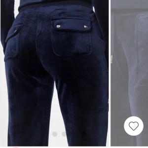 Mörkblå juicy couture byxor  - Byxorna är storlek xs, nyskick men en av metall delarna på snörena har lossnat men är tillbaka limad och inget som syns om man it kollar på nära håll. Dm för bilder på det. Och pris kan diskuteras 