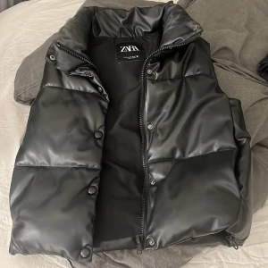 Zara väst  - Hej, säljer denna Zara västen som aldrig har kommit till användning. (Ordinarie pris 659) jag brukar har även S/M i andra jackor, västar men denna passar på mig även i Xs