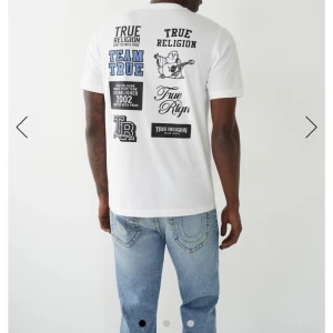 True Religion TR LOGO TEE - En otroligt fin True Religion TR LOGO TEE. Skick 10/10 använd 1 gång. Orginalpris ca 850, mitt pris 599. Kan även gå ner i pris vid snabbaffär!!! 