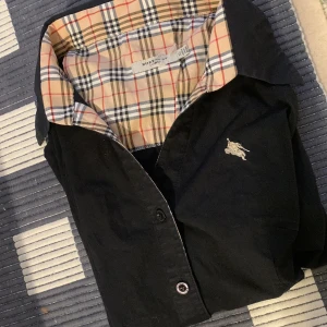 Burberry skjorta dam  - Burberry skjorta i storlek Xs på bild står det XL men det har blivit mindre i tvätten. Inga defekter, helt felfri. Säljer en aning billigare pågrund av att jag oftast bara säljer herr kläder 😇