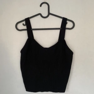 Svart stickat linne - Superfint stickat/ribbat linne. Stretchigt och mjukt. Storlek L men passar även M/S. Superfint skick! Säljes för 35kr! 🌸