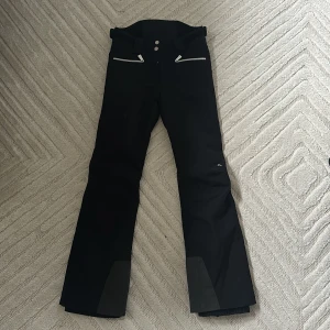 Skidbyxor från J. Lindeberg  - Skidbyxor från J. Lindeberg i bra skick. Säljer då de blivit för små!💕