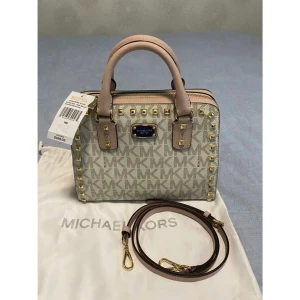 Äkta MICHAEL KORS väska - Äkta MICHAEL KORS väska medium stl med lapp kvar. Följer med justering i Axelbandet. Väskan jättefin fin och lagomt stl passar till fest eller vardagen Mått 25x 20x 14