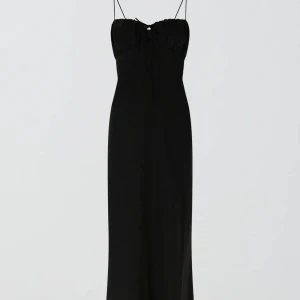 Strap dress - Säljer den här fina sidenliknande långklänning från Gina tricot då jag aldrig använt den och inte riktigt är min stil❤️Klänningen är endast provad, aldrig använd. Prislappen sitter kvar. Banden är justerbara😊 Orginalpris: 499kr Pris kan diskuteras