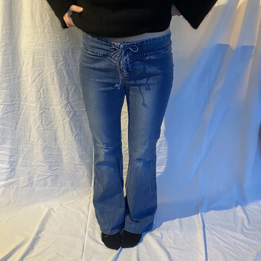Lågmidjade jeans med snörning utan märke i storlek 38. Jeans & Byxor.