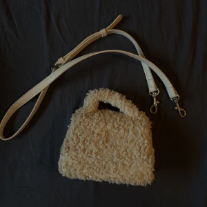 Väska - Jätte gullig axelremsväska från nakd. Använd fåtal gånger 