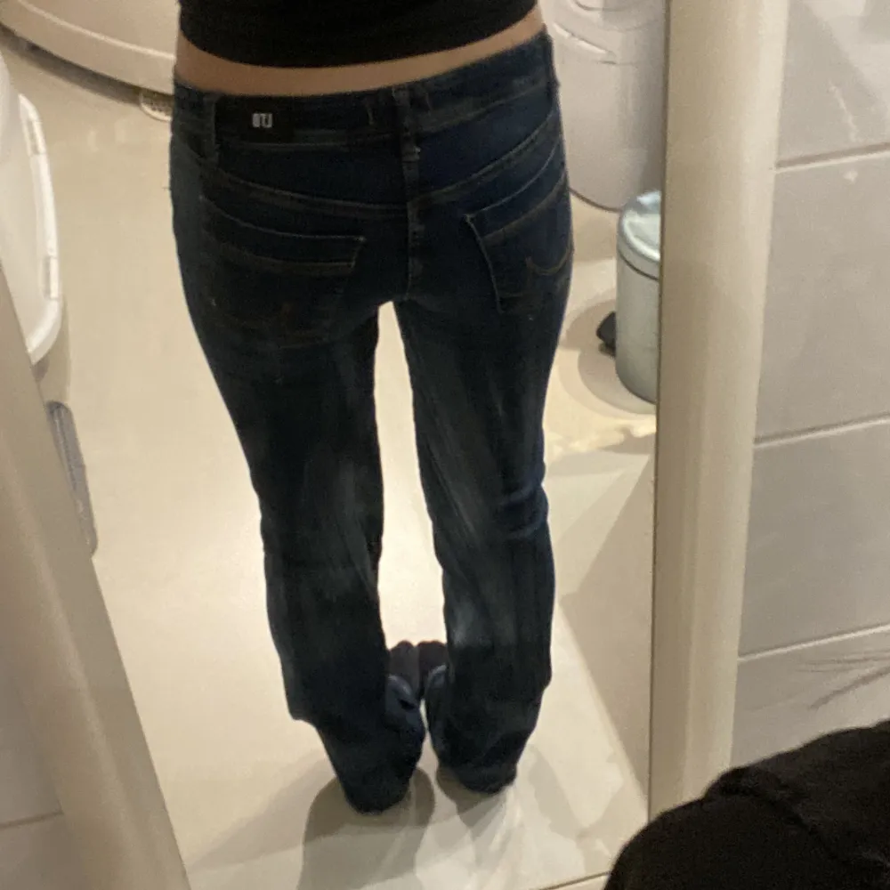 Ett par sjukt snygga och sköna LTB jeans!! Säljer för att jag har även tröttnat på dessa jeans.  De är pyttelite sönder längst ned vid fötterna men det är inget man tänker på eller ser, annars är de i toppen skick!!😍 Nypris 830kr . Jeans & Byxor.