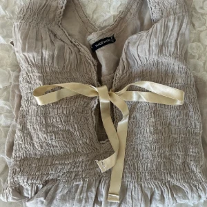 Blus  - Fin blus som är köpt har på Plick som tyvärr inte kommer till användning längre. (Lånad bild av förra ägaren)