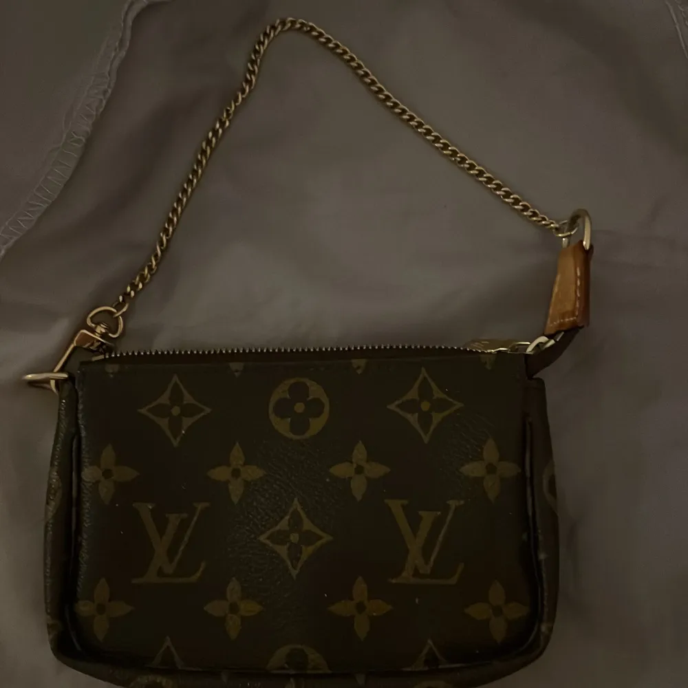 En äkta Louis Vuitton handväska liten och användbar. Säljer för jag nästan har en likadan🤎🤎 pris kan diskuteras privat. Väskor.