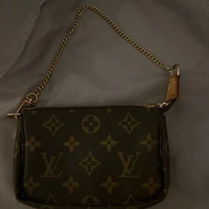 Äkta Louis Vuitton handväska  - En äkta Louis Vuitton handväska liten och användbar. Säljer för jag nästan har en likadan🤎🤎 pris kan diskuteras privat