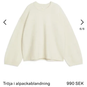 Arket tröja  - Kollar intresse på denna arket tröja i alpackablandning. Perfekt stickad nu till vintern men används tyvärr för sällan för min del. Kvaliten är otrolig, inte använd många gånger så är fin i skick.  Nypris: 990kr