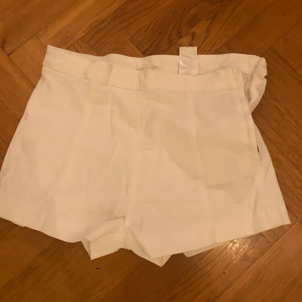 Vita shorts med dragkedja på sidan. I mycket bra skick. Knappt använda 🤍. Shorts.