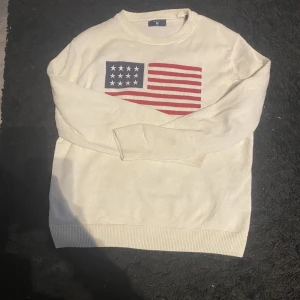 Stickad gant tröja  - Stickad vit flaggtröja köpt för intr så längesen för 1599kr säljer billigt för vill bli av me den kontakta mig om ni har frågor elr vill ha mer bilder så löser jag det ☺️❤️ och den e sällsynt slutsåld överallt 💯