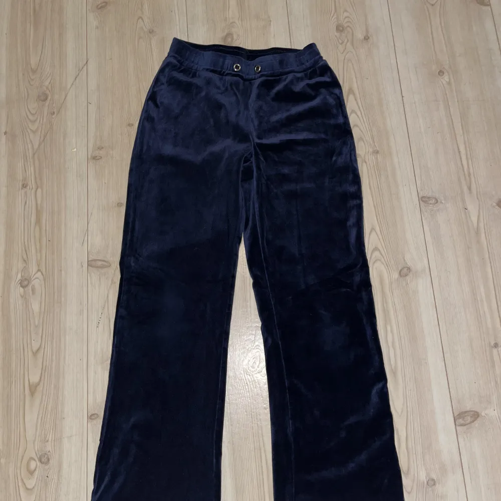 Mjukis byxor från Gina tricot i marin blå färg . Jeans & Byxor.