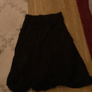 Säljer denna lång kjol från monki - Lång kjol