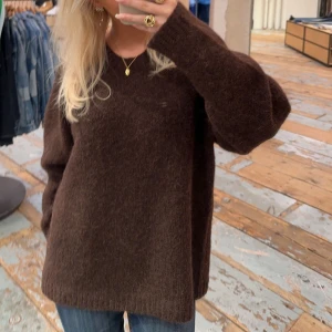 Stickad tröja - Stickad tröja från märket LeGer! Tror nypris är rknt 1000kr, strl 34 men oversized