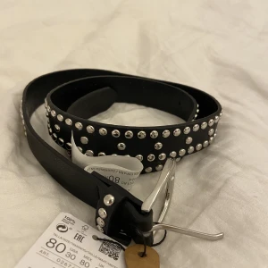 Skärp med nitar - Helt nytt skärp med nitar! 🌺