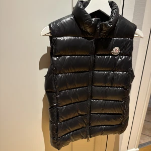 Monclerväst  - Säljer min nästan helt oanvända monclerväst, det är storlek 1 vilket motsvarar storlek S. 