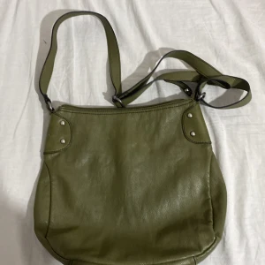 Mörk grön väska  - En fin mellan stor väska. 