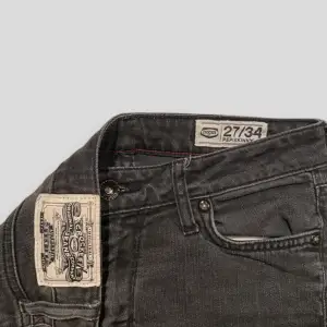 Gråa Crocker jeans från Original jeans company. Jeansen har hål i knäna. Midwaist/Lowwaist. Och skinny model i benen. Går att klippa till shorts. Bra skick. 🤍🤍🤍 fri frakt!