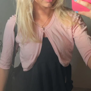 Kofta - Supersöt liten kofta som är väldigt fin utanför tex en klänning eller en topp! 