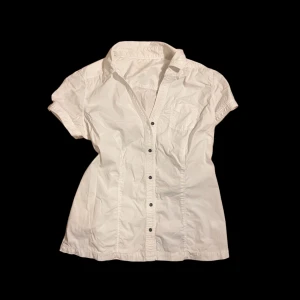 Vit kortärmad blus - Superfin kortärmad blus! Säljer då den tyvärr inte kommer till användning. Passar s-xl beroende på vilken pssform man söker