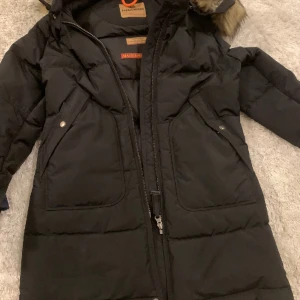 Parajumper från kidsbrandstore strl S - Parajumper från kidsbrandstore strl S, motsvarar strl XS-S, ungdom  Nyskick, knappt använd Finns i Sthlm men kan tas till Bollnäs 