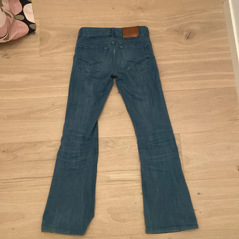 Snygga lågmidjade och utslängda jeans som jag säljer eftersom de blivit för små. . Jeans & Byxor.