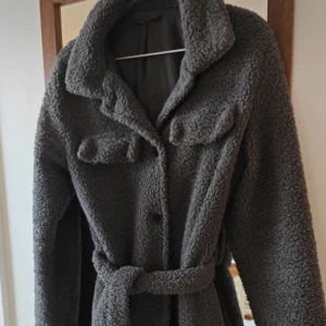 Kappa - Säljer en kappa i storlek S från SHEIN. Jag har använt få gånger och är i fint skick. Det finns inga defekter , jag köpte den för 300 kr och säljer för 150🥰