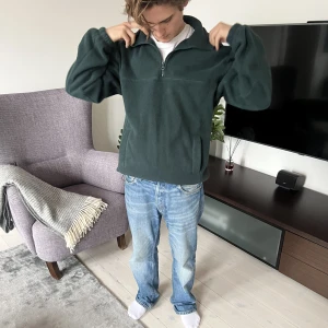 WEEKDAY HALFZIP FLEECE - As najs Sthlm stil fleece för vintern. Storlek Xs. ( Passar S) Bekväm och varm Oanvänd.