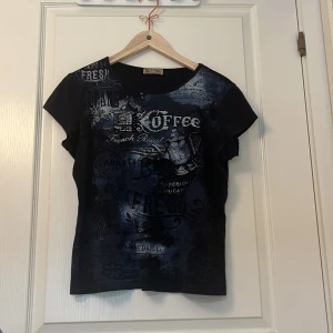 Svart t-shirt med ballt tryck på - Cool t-shirt med ett ballt tryck på, säljer då den inte kommer till använding. Str XL men passar även L och M