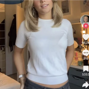 Vit tröja/topp - Säljer denna vita fin stickade topp då den inte kommer till användning, köptes på zara och är i fint skick och knappt använd💓 Är Guldknappar på baksidan!  (Slutsåld på zaras hemsida)