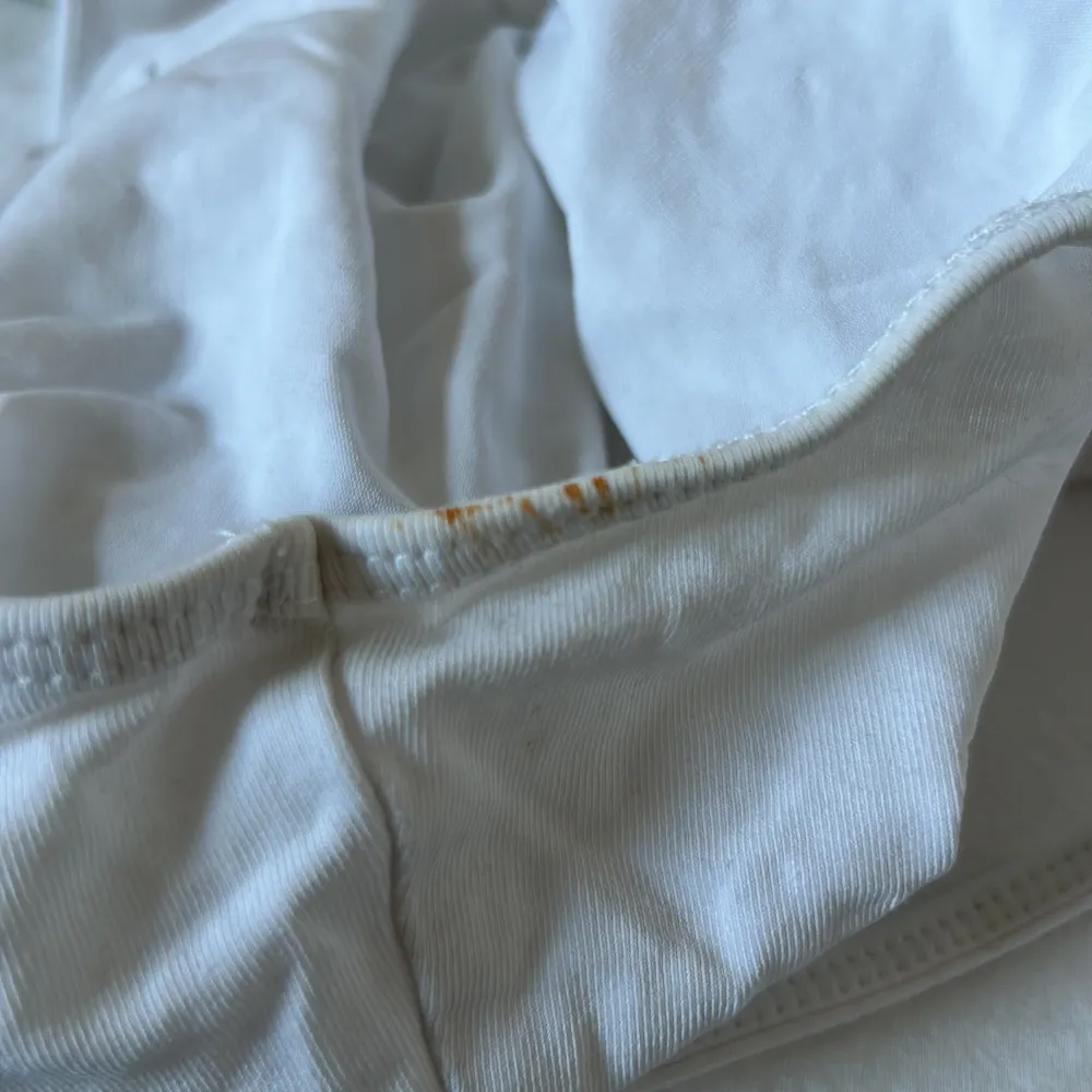 Basic H&M linne i vitt som inte används längre✨Gammal modell. Perfekt under en stickad tröja eller bara som den är😊Bra skick utom en liten fläck typ (se bild 2) men syns knappt🥰. Toppar.