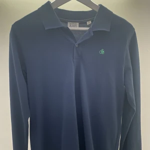 Scotsh & soda rugbytröja - Säljer nu denna feta långärmade piké från scotch & soda. Tröjan är i ny skick endast använd få tal gånger, den är som ny. Tröjan kostar runt 900 kronor ny pris och säljs nu för 300 Tröjan är i storlek 14 men sitter som en s/xs. Kvitto finns!