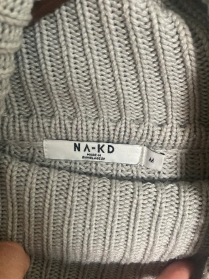 Stickad med polokrage  - Lite lång i armarna 