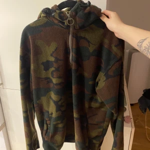 Fleecetröja Vailent - Fleecetröja med luva, så varm och mysig. 