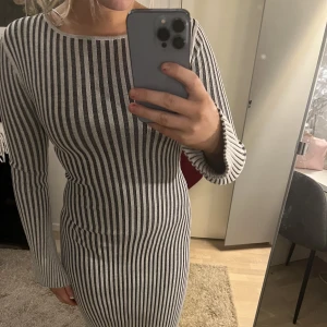 Stickad klänning - En jätte fin stickad klänning, har aldrig använt den, den är fin ribbstickad☺️☺️ nypris 600kr pris går att diskutera