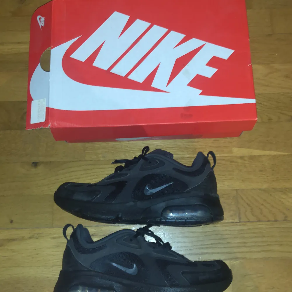 Nike air Max 200, skorna är knappt använda, bra matrieal, skorna är köpta från stadium. Skorna är nu för små för mig därför säljer jag dem, nya sånna skor kostar 1154 kr . Skor.