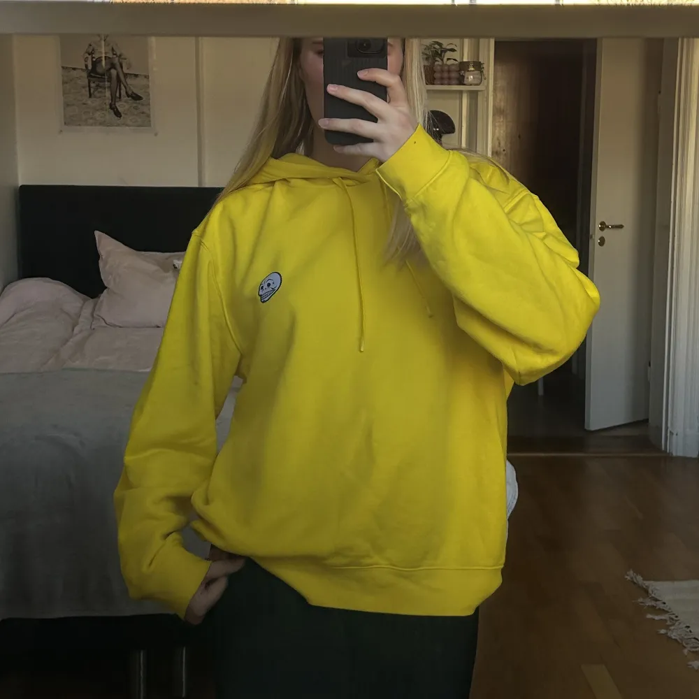 cheap monday hoodie! väldigt gul, är jätteskön och men nopprig💛stl M. Hoodies.