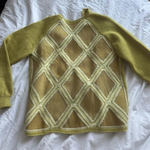 Stickad tröja - Säljer min absoluta favorit tröja då den blivit för liten🤍 köpt på en marknad i Paris för 900kr! Skulle uppskatta att det är storlek xs-s!  100% ull🧚‍♀️ Det finns ett litet hål på baksidan, samt att dragkedjan är lite lös💞