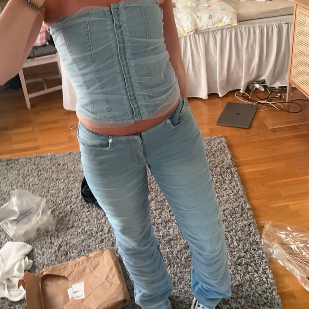 Säljer detta jättesnygga set från weekday då det inte kommer till användning längre! Byxorna är storlek 28 och tröjan är storlek 36. Jeans & Byxor.