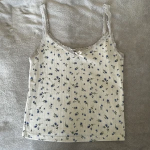 blommigt linne - blommigt linne med spets från hm! såå gulligt🤍🤍stl s