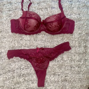 Underkläder set - Superfint rött set med bh och trosor i mycket fint skick! Bh-n är i storlek 70B och trosorna S. De är från hunkemöller. 