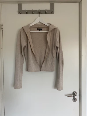 Topp/kofta med dragkedja  - Fin lite cropad kofta med dragkedja som går hela vägen upp till hakan. Har tecken på användning men är i bra skick.