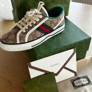 Säljer mina sjukt snygga,  helt oanvända Gucci sneakers som jag fick i present. Tyvärr kom de inte till användning då jag var gravid och storleken passade inte. Allt på bilden medföljer samt rosa skosnören som jag inte fick med på bild. Perfekt julklapp 