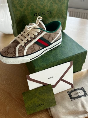 Gucci Tennis 1977 sneakers - Säljer mina sjukt snygga,  helt oanvända Gucci sneakers som jag fick i present. Tyvärr kom de inte till användning då jag var gravid och storleken passade inte. Allt på bilden medföljer samt rosa skosnören som jag inte fick med på bild. Perfekt julklapp 